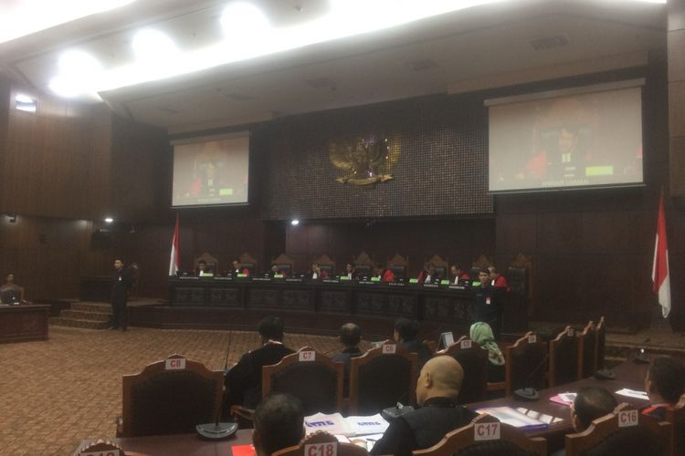 Sidang pembacaan ketetapan dan putusan perkara perselisihan hasil pemilihan (PHP) di Ruang Sidang Utama Mahkamah Konstitusi, Jakarta, Kamis (9/8/2018).