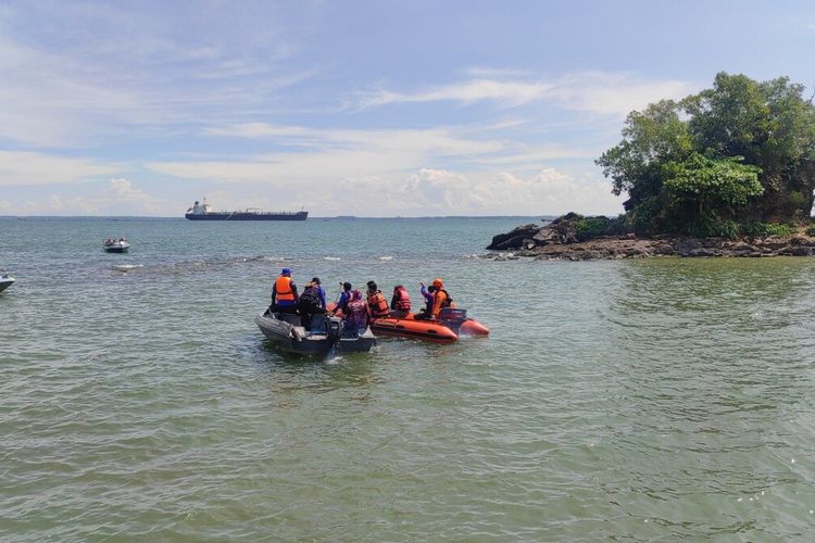 Tim SAR Gabungan melakukan pencarian terhadap korban tenggelam di Pulau Babi, Balikpapan