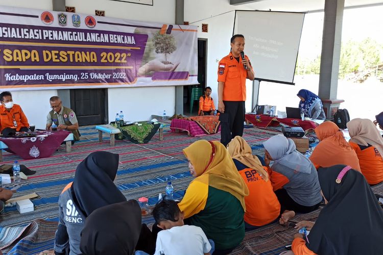 Kepala BPBD Kabupaten Lumajang Patria Dwi Hastiadi saat memberikan edukasi tanggap bencana