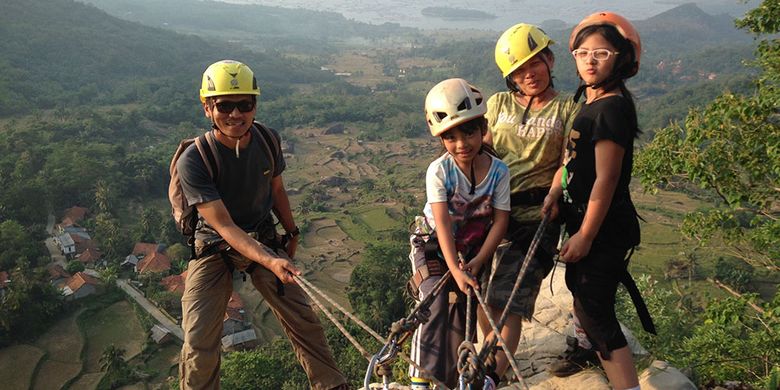Anak-anak diajak orangtua memanjat tebing Gunung Parang, Purwakarta, menggunakan teknik yang disebut via ferrata atau naik menggunakan tangga baja, Minggu (2/7/2017)