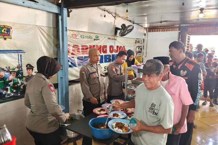 Sediakan 200 Porsi Makan Siang Gratis Setiap Hari, Warung Ojol Kamtibmas Jembatani Polri dan Warga