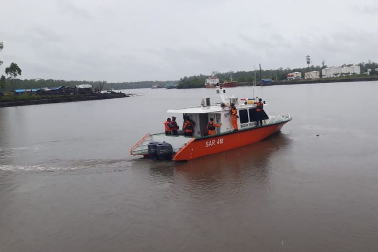 Tim Rescue saat diterjunkan untuk melakukan pencarian dua nelayan yang hilang di perairan Mimika,  Kamis (24/1/2019)