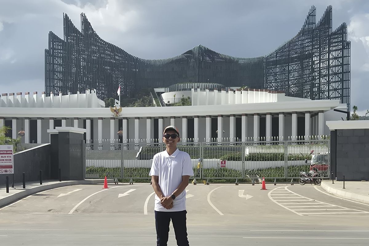 Ardi Quardianto, karyawan swasta yang berbasis di Jakarta, berkunjung ke Ibu Kota Nusantara (IKN), Jumat (8/11/2024).