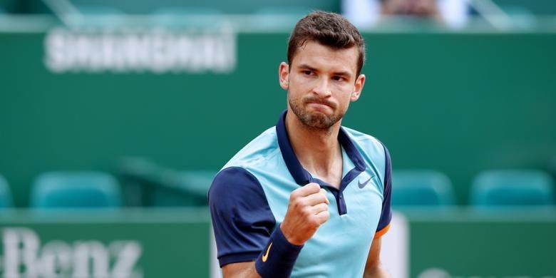 Petenis Bulgaria, Grigor Dimitrov, bereaksi setelah meraih poin saat menghadapi petenis Swiss, Stan Wawrinka, pada babak ketiga Monte Carlo Masters di Monaco, Kamis (16/4/2015).