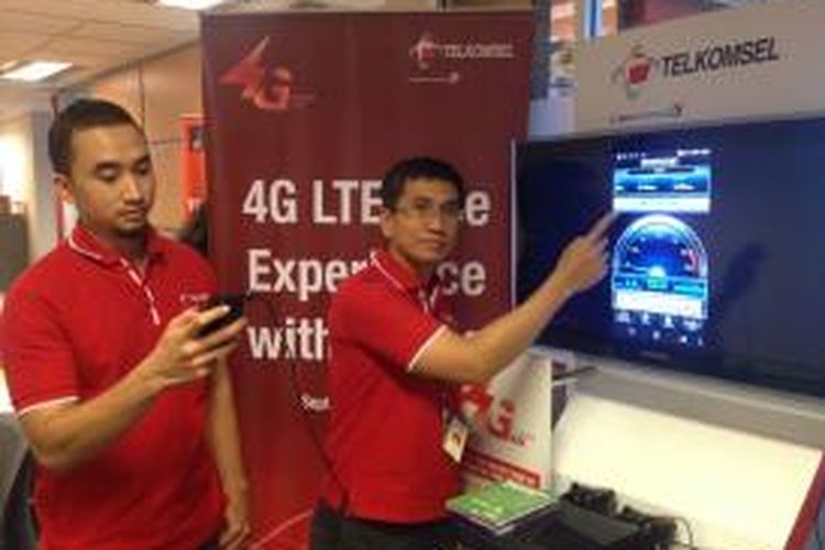 General Manager Technology Roadmap and Acquisition, Edyson B. Tamba (kanan), sedang menguji kecepatan jaringan 4G LTE di kantor pusat Telkomsel, Wisma Mulia, Jakarta, Senin (23/9/2013).