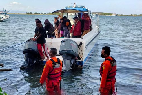 Detik-detik Tim SAR Evakuasi 9 Warga Terjebak di Gili Kondo, Perahu Diduga Hanyut Diseret Ombak