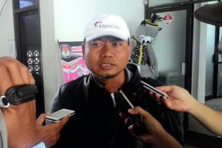 Ketua KPU Balikpapan, Noor Thoha, setibanya di Balikpapan setelah menghadiri pembacaan keputusan DKPP terkait pemecatan anggota KPU, Sunarto Sastrowardoyo.
