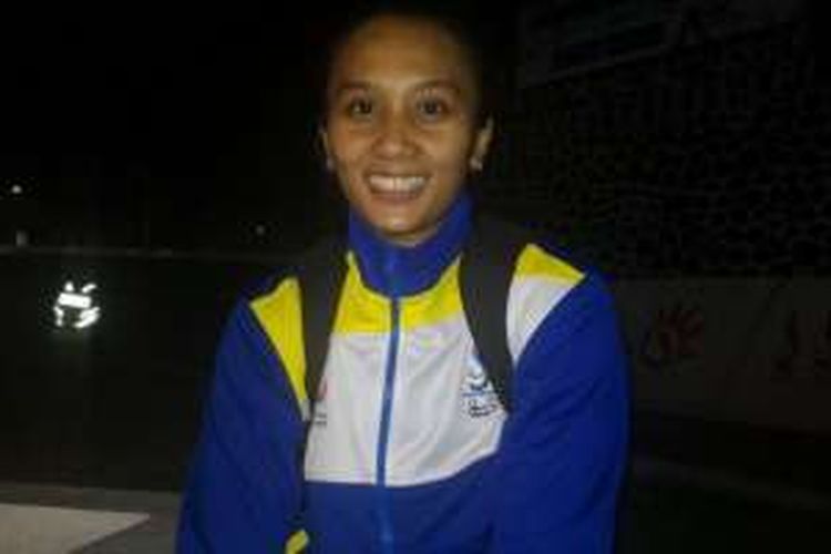 Kapten tim voli duduk Jawa Barat, Annisa Tindy Lestari, usai membawa timnya menang 3-0 atas Kalimantan Timur dalam Pekan Paralimpik Nasional (Peparnas) XV/2016 di GOR Saparua, Bandung, Selasa (18/10/2016).