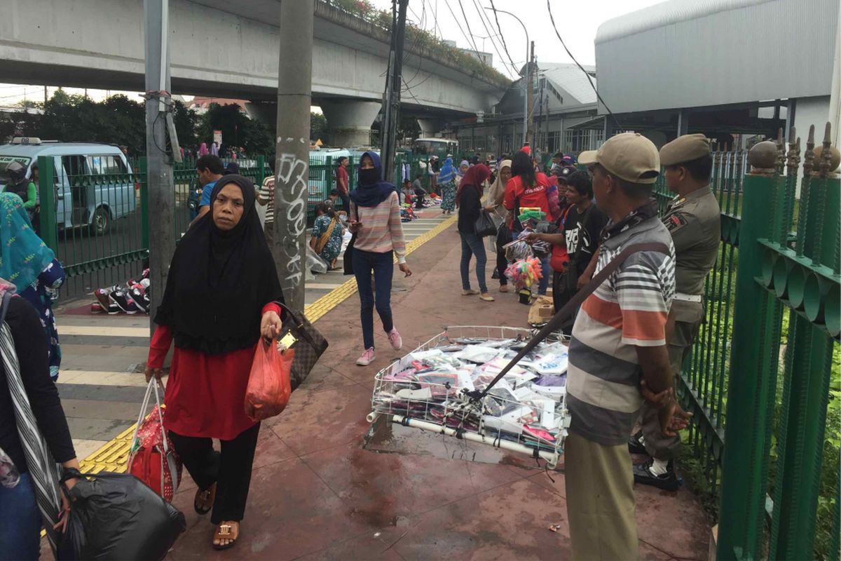 Pedagang kaki lima (PKL) mengokupasi trotoar di arah pintu masuk Stasiun Tanah Abang, Jakarta Pusat. Pantauan Kompas.com di lokasi, puluhan PKL menjajakan barang dagangannya di trotoar yang harusnya difungsikan sebagai tempat pejalan kaki, Rabu (25/4/2018), 