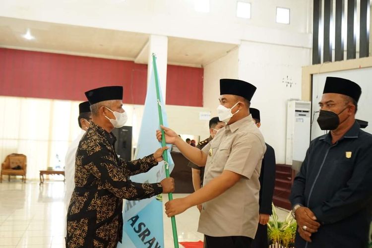 Bupati Dharmasraya Sutan Riska Tuanku Kerajaan saat melepas kafilah menuju MTQ ke 39 Tingkat Sumbar beberapa waktu yang lalu. 
