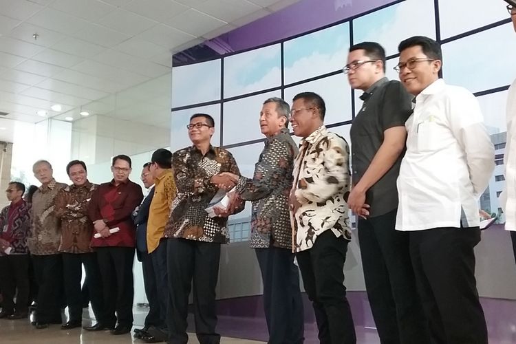 Ketua Panitia Khusus (Pansus) Hak Angket Komisi Pemberantasan Korupsi (KPK) Agun Gunandjar menerima hasil audit pemeriksaan Badan Pemeriksaan Keuangan (BPK) terhadap laporan keuangan KPK, Jakarta, Selasa (4/7/2017). Pansus KPK dan BPK menggelar rapat konsultasi tertutup selama tiga jam untuk mengevaluasi kinerja KPK.