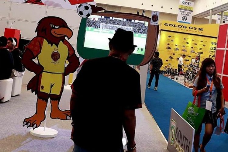 Pengunjung Indonesia Sport Expo & Forum (ISEF) menikmati permainan sepak penalti virtual pada booth Sumatera Selatan di ICE, BSD-City, Tangerang Selatan pada Kamis (18/5/2017).