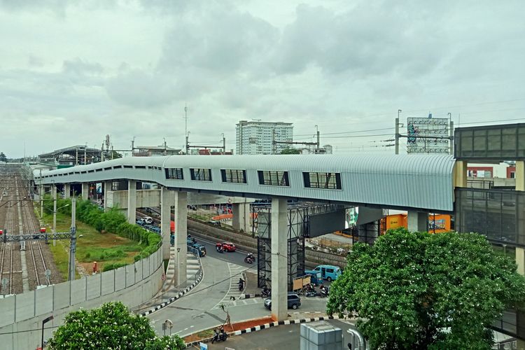 Simpang temu lebak bulus, jembatan penghubung Stasiun MRT Lebak Bulus dan Poins Square.