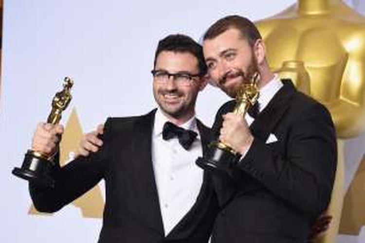 Penulis lagu Jimmy Napes (kiri) dan Sam Smith (kanan) menerima Oscar untuk lagu mereka 