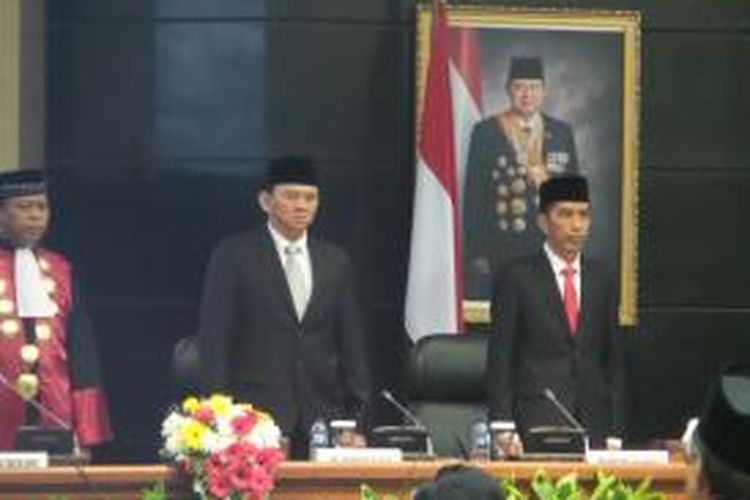 Gubernur DKI Jakarta Joko Widodo beserta wakilnya, Basuki Tjahaja Purnama saat menghadiri acara pelantikan pimpinan DPRD DKI periode 2014-2019, di Gedung DPRD DKI, Jumat (26/9/2014)