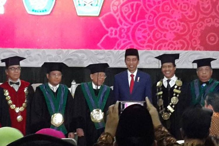 Presiden RI Joko Widodo menghadiri pengukuhan Ketua Majelis Ulama Indonesia (MUI) KH Maruf Amin sebagai guru besar di Universitas Islam Negeri (UIN) Maulana Malik Ibrahim Malang, Rabu (24/5/2017). 