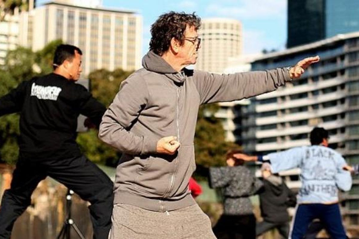 Lou Reed melakukan tai chi