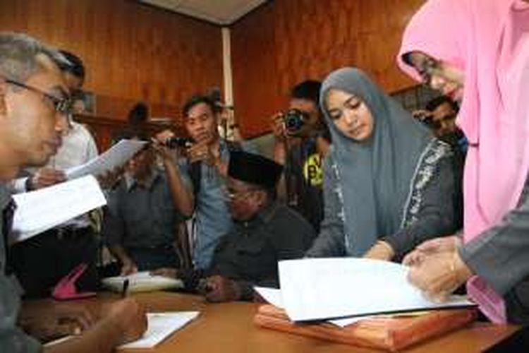 Pegawai Komisi Independen Pemilihan (KIP) Aceh Utara menghitung jumlah KTP yang dibawa pasangan calon independen di kantor KIP Jalan T Hamzah Bendahara, Lhokseumawe, Rabu (10/8/2016). Kompas.com/Masriadi