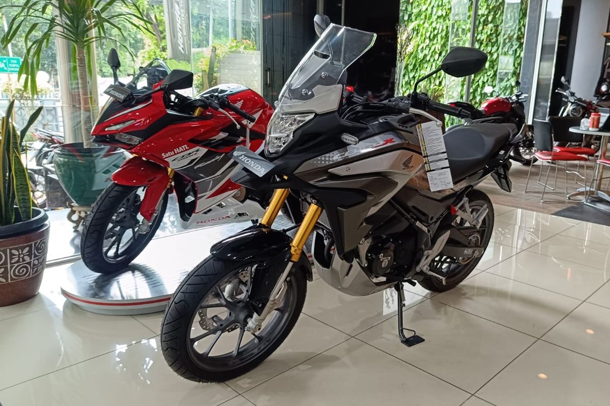 Ilustrasi motor sport di diler motor Honda