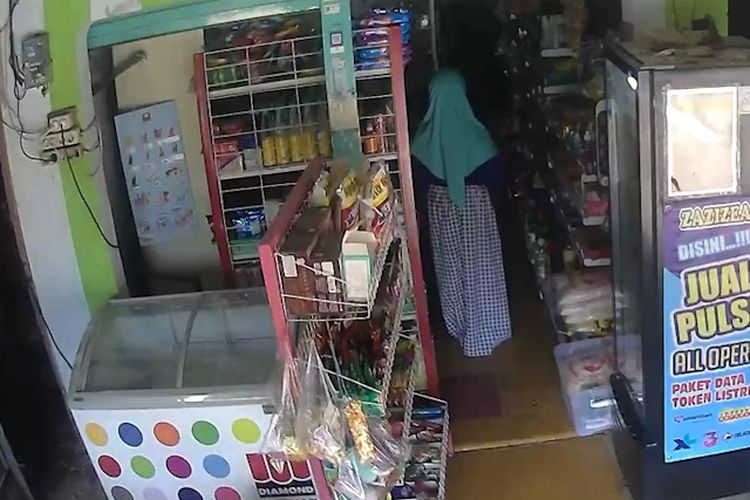 Tangkapan layar video anak kecil diciumi seorang pria, yang diketahui berada di sebuah toko di Desa Mriyunan, Kecamatan Sidayu, Gresik. 