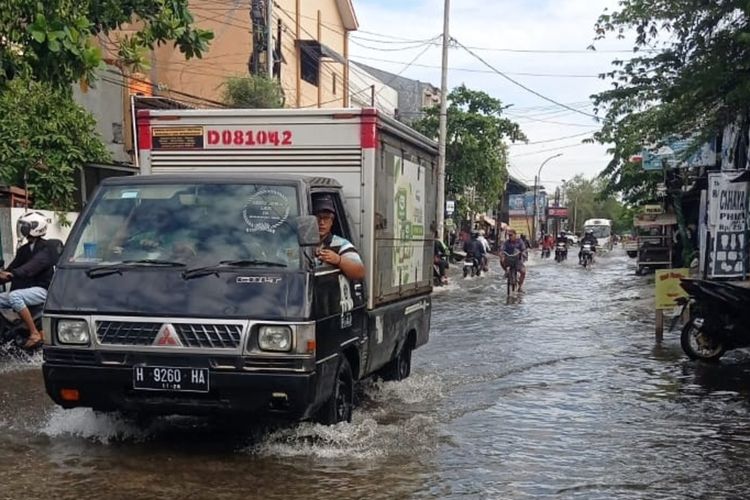 Banjir di Jalan Padi Raya, Kecamatan Genuk, Kota Semarang, Jawa Tengah. 