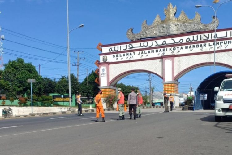Satgas Covid-19 Kota Bandar Lampung bersiaga di Posko Rajabasa. Sejumlah akses masuk Kota Bandar Lampung kini diperketat setelah pemberlakuan PPKM level 3.