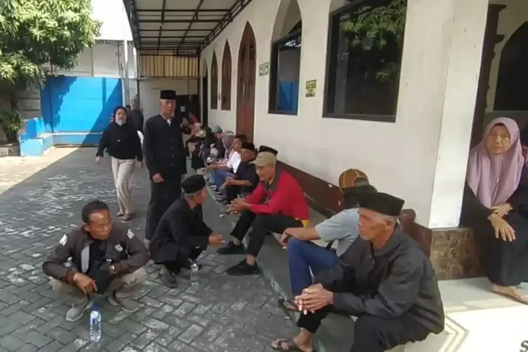 Sewa 3 Bus dari Ponorogo, 150 Pendukung Kawal Sidang Vonis Sugiri Sancoko di Surabaya