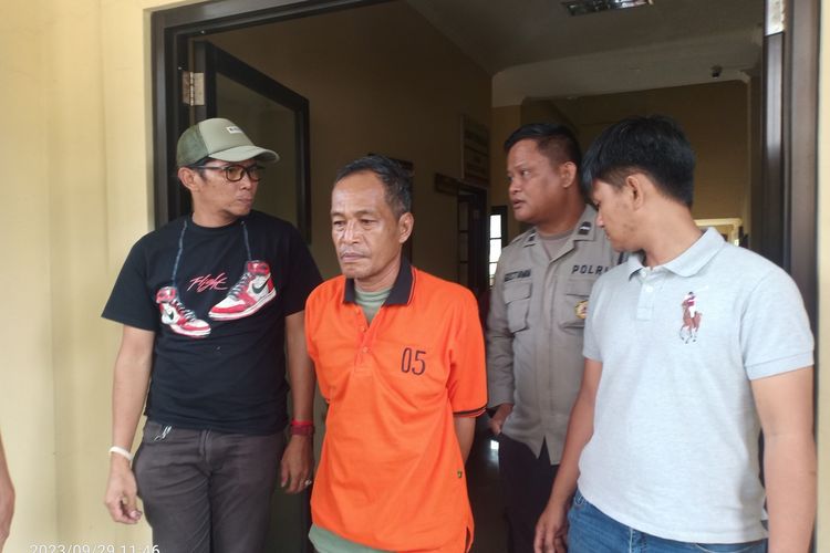 Jon Hendri (54) residivis copet saat berada di Polsek Seberang Ulu 1 Palembang. Ia ditangkap polisi lantaran menikam bokong seorang pedagang lantaran aksi mencurinya kepergok oleh korban.