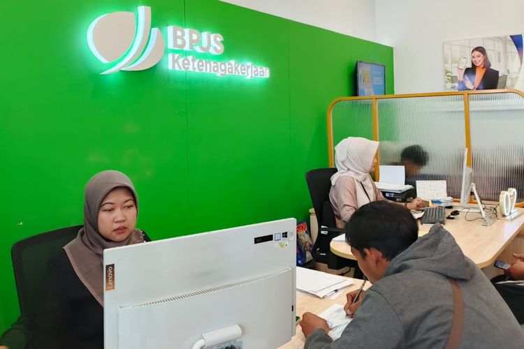 llustrasi pencairan saldo JHT BPJS Ketenagakerjaan. JHT BPJS Ketenagakerjaan. Berapa lama proses pencairan JHT BPJS Ketenagakerjaan.