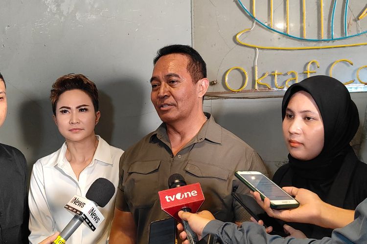 Wakil Ketua Tim Pemenangan Nasional (TPN) Ganjar Pranowo-Mahfud MD, Jenderal TNI (Purn) Andika Perkasa (berdiri tengah) saat sesi doorstop di kawasan Tebet, Jakarta Selatan, Jumat (8/12/2023) malam.