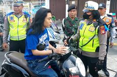 Pengendara Motor Dicegat Polisi di Margonda Depok karena Tak Pakai Helm, Tangannya Gemetaran