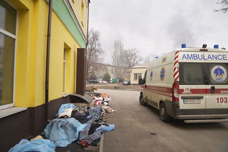 Jenazah orang yang tewas akibat tembakan bergelimpangan di luar rumah sakit nomor 3 di Mariupol, Ukraina, Selasa, 15 Maret 2022.