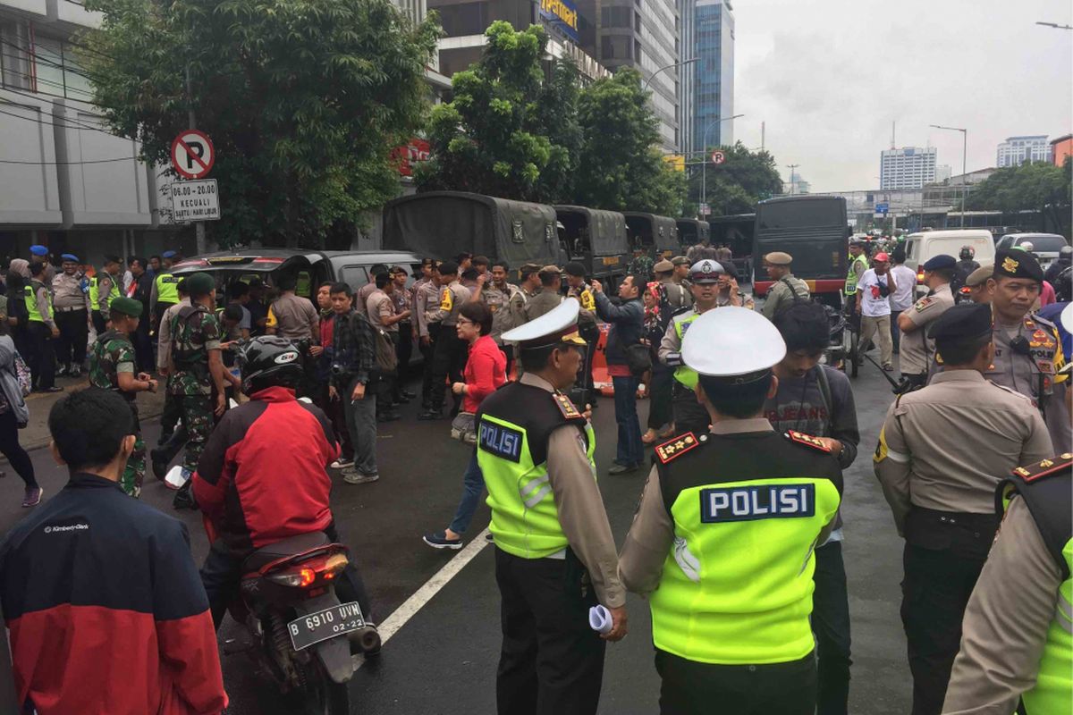 Petugas polisi dibantu TNI melakukan pengamanan di area sidang Peninjauan Kembali vonis mantan Gubernur DKI Jakarta Basuki Tjahaja Purnama alias Ahok di PN Jakarta Utara yang bertempat di eks gedung PN Jakarta Pusat, Senin (26/2/2018).