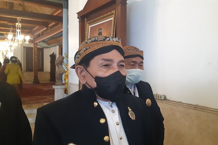Pengageng Parentah Keraton Solo KGPH Dipokusumo memberikan keterengan pers dalam peringatan naik tahta raja ke-18 PB XIII di Sasana Sewaka Keraton Solo, Jawa Tengah, Minggu (27/2/2022).