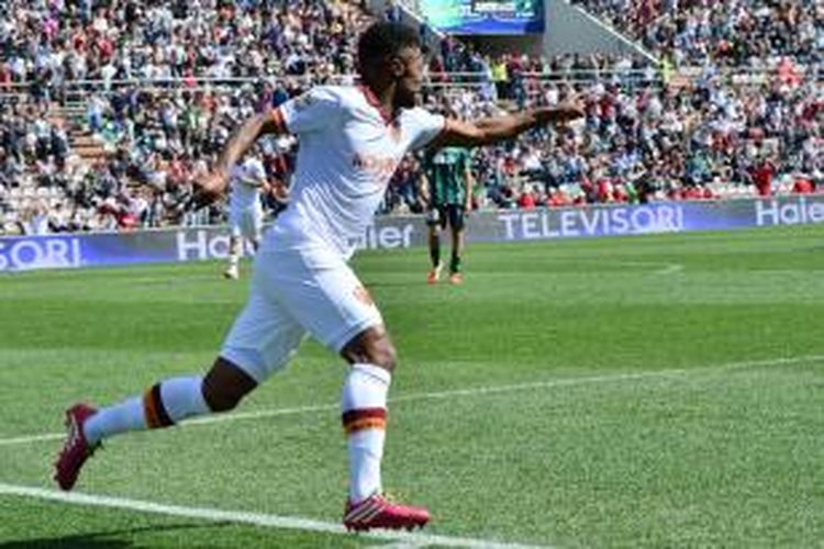 Striker AS Roma, Michel Bastos, saat merayakan gol ke gawang Sassuolo pada lanjutan Serie-A di Stadion Citta del Tricolore, Minggu (30/3/2014). Roma menang 2-0 pada pertandingan tersebut. 