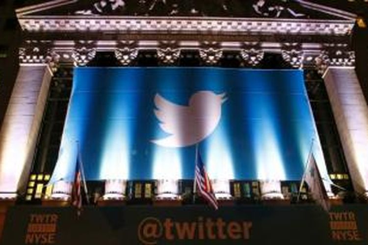 Sebuah poster bergambar logo Twitter menghiasi gedung bursa saham New York Stock Exchange (NYSE) sebelum Twitter menjual saham perdananya ke publik, Kamis (7/11/2013).
