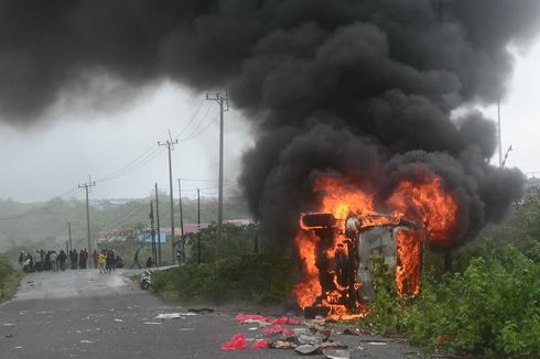 Demo Tolak Omnibus Law di Baubau Ricuh, 1 Mobil Dibakar dan 2 Mahasiswa Terluka