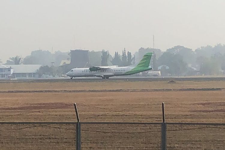Salah satu pesawat bersiap untuk lepas landas di Bandara Syamsudin Noor Banjarbaru ditengah kabut asap, Selasa (5/9/2023). 