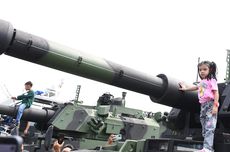 Berpakaian Santai, 2 Cucu Jokowi Jajal Naik "Medium Tank"