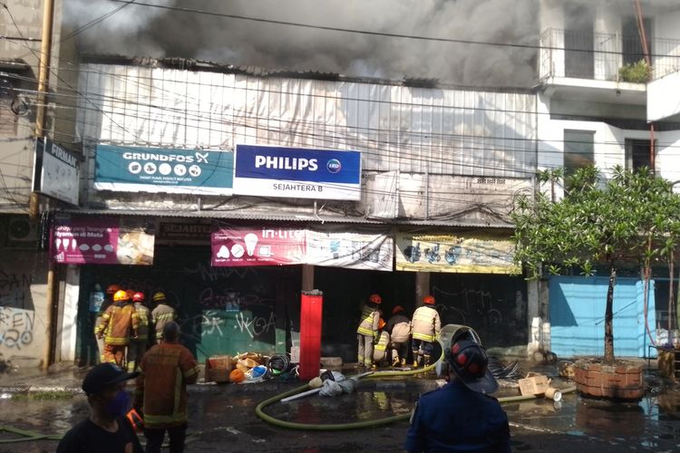 Petugas sedang berjibaku memadamkan api yang membakar sebuah bangunan ruko di Jalan Pecinan Lama, Kelurahan Braga, Kecamatan Sumur Bandung, Kota Bandung, Jawa Barat, Selasa (21/11/2023).