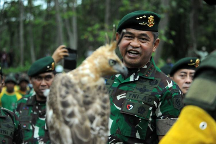 Pangkostrad) Letjen TNI Maruli Simanjuntak bersama julang emas, salah satu satwa dilindungi di Pegunungan Sanggabuana, Kamis (23/11/2023). Pangkostrad berkomitmen menjadi bapak asuh satwa dilindungi Pegunungan Sanggabuana.