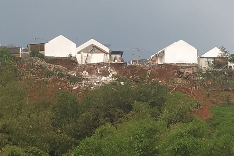 Satu rumah ambruk dan lainnya terancam di perumahan di Desa Sundawenang, Kecamatan Parungkuda, Sukabumi, Jawa Barat, Selasa (3/12/2019).