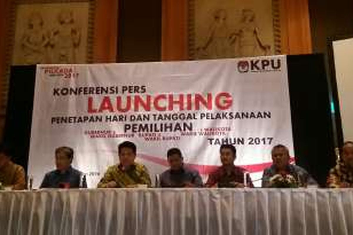 Komisi Pemilihan Umum saat menyelenggarakan konferensi pers penentuan tanggal Pilkada Serentak 2017 di Hotel Arya Duta, Jakarta Pusat, Senin (15/2/2016)
