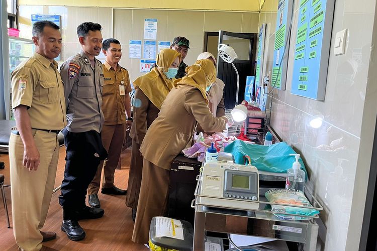 Seorang bayi dirawat di Puskesmas Bantur, Kabupaten Malang usai ditemukan di dalam selokan dengan kondisi dikerbung semut.