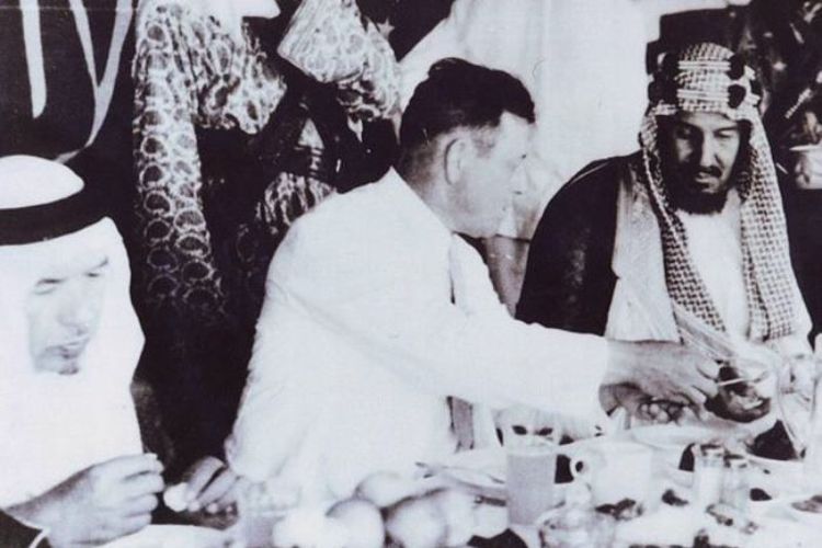 Raja Abdulaziz dan Menteri Perminyakan Amerika Serikat membahasa soal Perusahaan Minyak Arab Saudi (ARAMCO) pada 1934. (Step Feed)