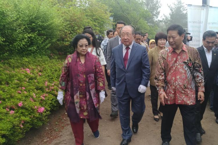 Presiden kelima RI Megawati Soekarnoputri saat meresmikan Megawati Soekarnoputri Garden di Jeju, Korea Selatan, Rabu (31/5/2017).