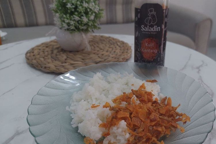 Keripik kulit kentang dari Saladin Kentang Magic yang dinikmati bersama nasi hangat. 