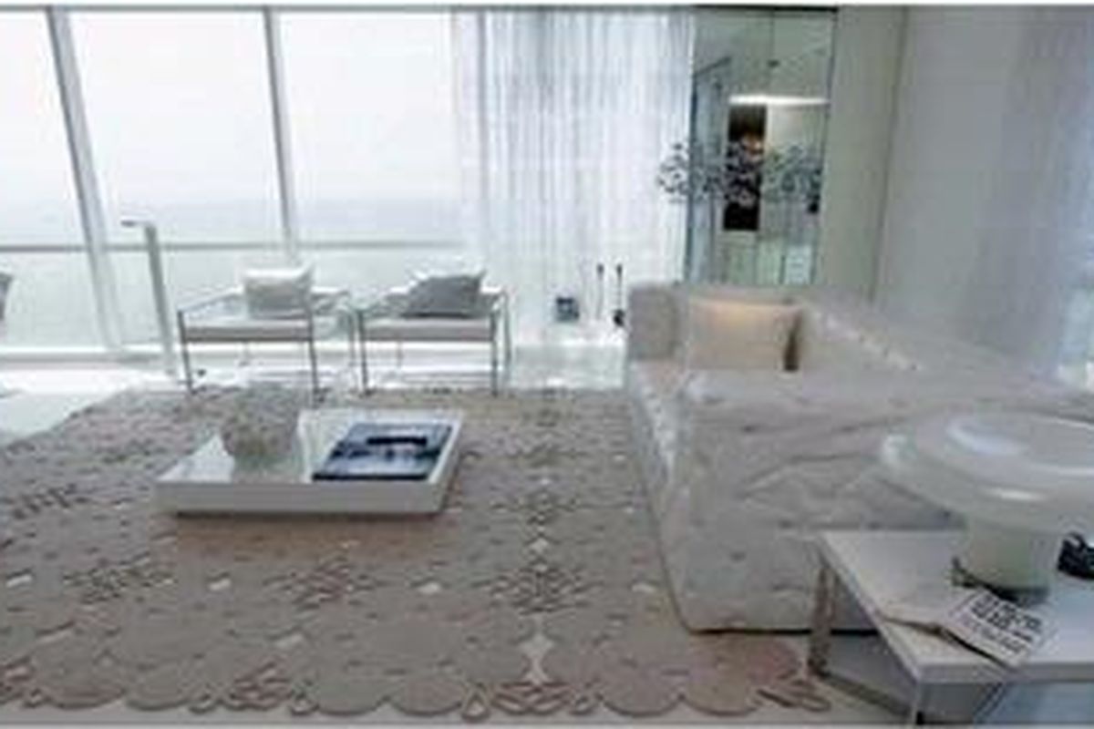 Pada hunian bergaya modern, gaya "Rustic" biasanya dipakai untuk memberi kesan hangat. Pemilihan materialnya dengan bahan yang memberi kesan tekstur kuat, seperti dinding dengan batu-batuan, kayu, atau batu bata.