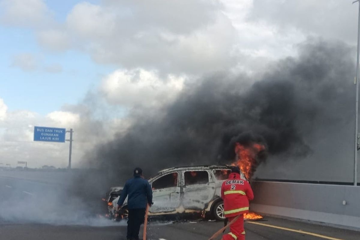 Mobil terbakar di Tol Semarang-Demak, Jumat (6/2/2026). 
