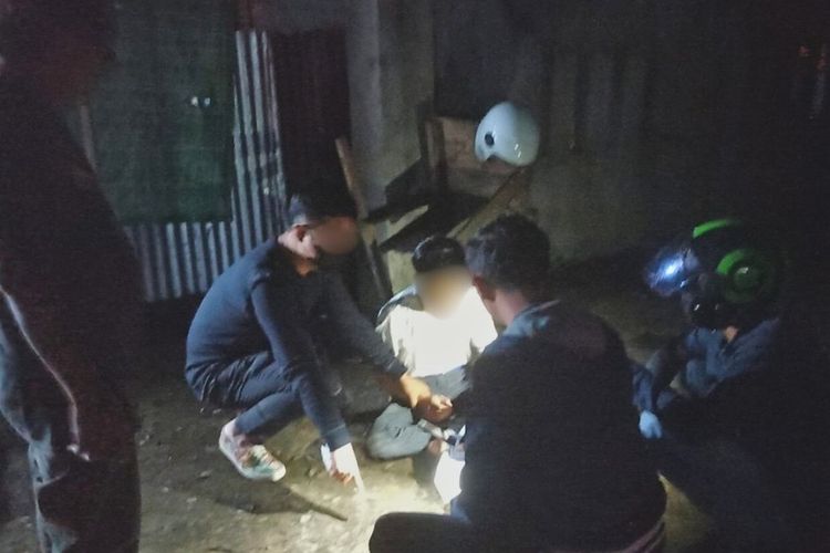 Seorang kurir narkoba jenis sabu berinisial IN (20) ditangkap di Kabupaten Kubu Raya, Kalimantan Barat (Kalbar). Kepala Polisi Resor Kubu Raya AKBP Wahyu Jati Wibowo mengatakan, saat ini tersangka ditahan dan dalam pemeriksaan penyidik. 